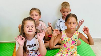 Kinder bei Entspannungsübungen in Mykolajiw
