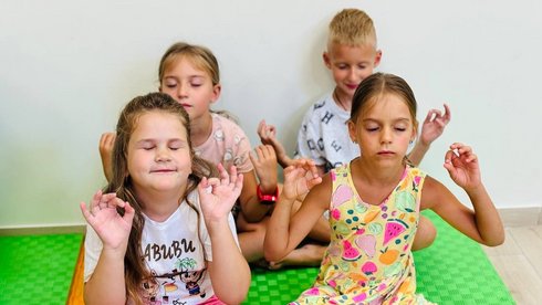 Kinder bei Entspannungsübungen in Mykolajiw