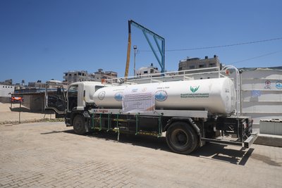 Ein LKW bringt Trinkwasser
