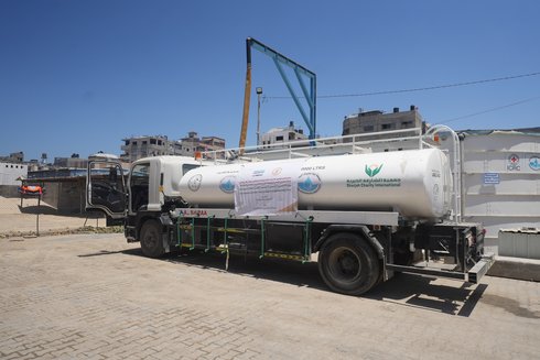 Ein LKW bringt Trinkwasser