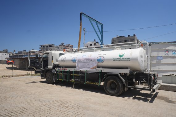 Ein LKW bringt Trinkwasser