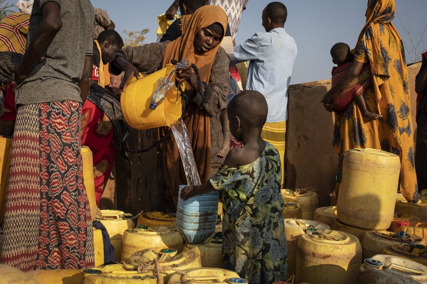 Frau sammelt Wasser in Kenia.