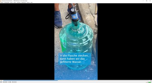 Eine Frau erzählt von ihrer Schulung zur Nutzung von Wasserfiltern