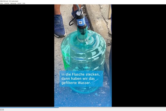 Eine Frau erzählt von ihrer Schulung zur Nutzung von Wasserfiltern