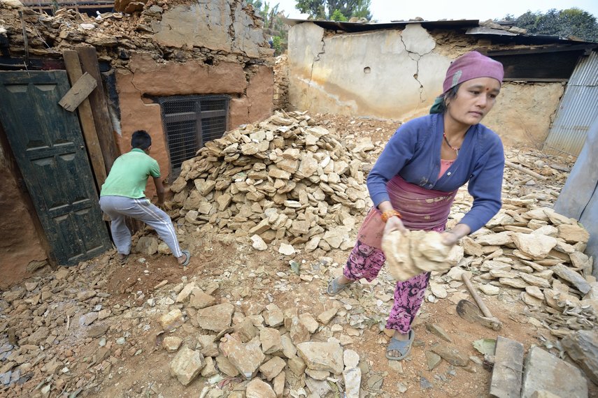 Bewohner räumen den Schutt vor ihren zerstörten Häusern weg.
