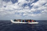 In überfüllten Schlauchbooten versuchen Flüchtlinge über das Mittelmeer Europa zu erreichen. Sie setzen dabei Ihr Leben aufs Spiel.