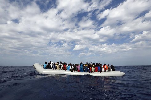 In überfüllten Schlauchbooten versuchen Flüchtlinge über das Mittelmeer Europa zu erreichen. Sie setzen dabei Ihr Leben aufs Spiel. In überfüllten Schlauchbooten versuchen Flüchtlinge über das Mittelmeer Europa zu erreichen. Sie setzen dabei Ihr Leben aufs Spiel.