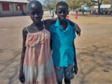 Zwei Mädchen im Südsudan