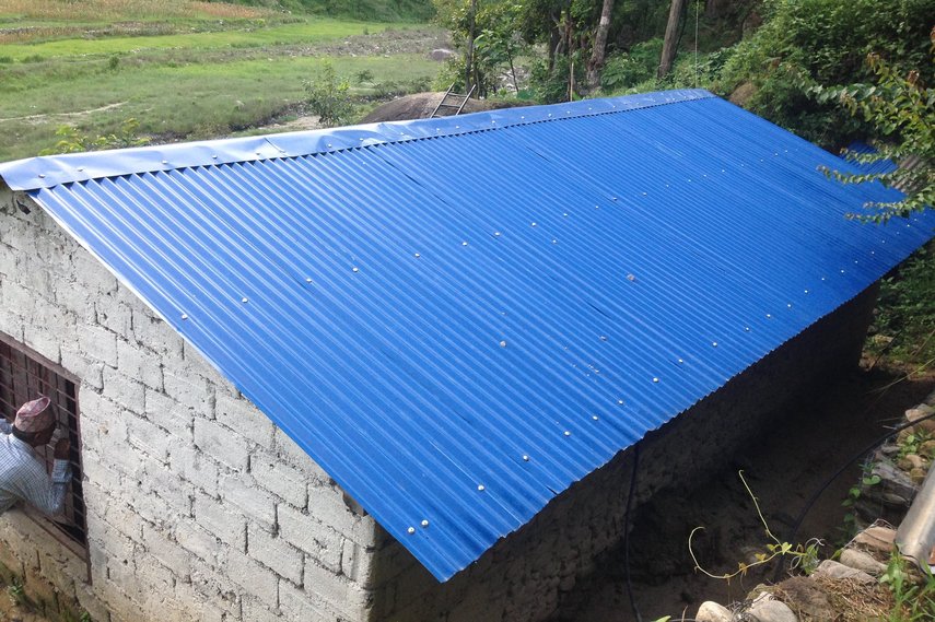 Wasserkraftwerk mit blauem Dach in Nepal