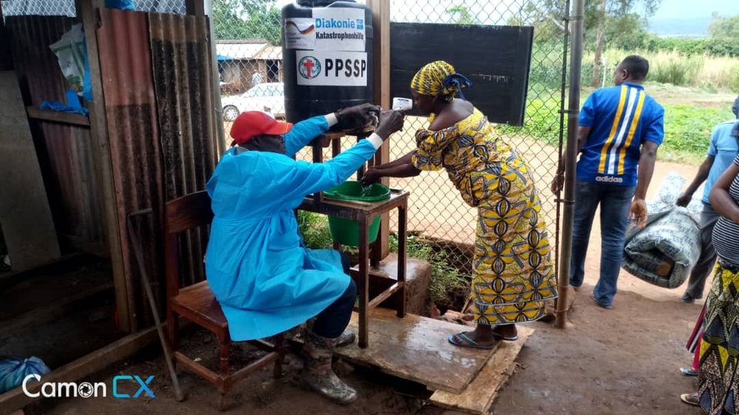 Eine Frau wäscht sich die Hände im Kongo.