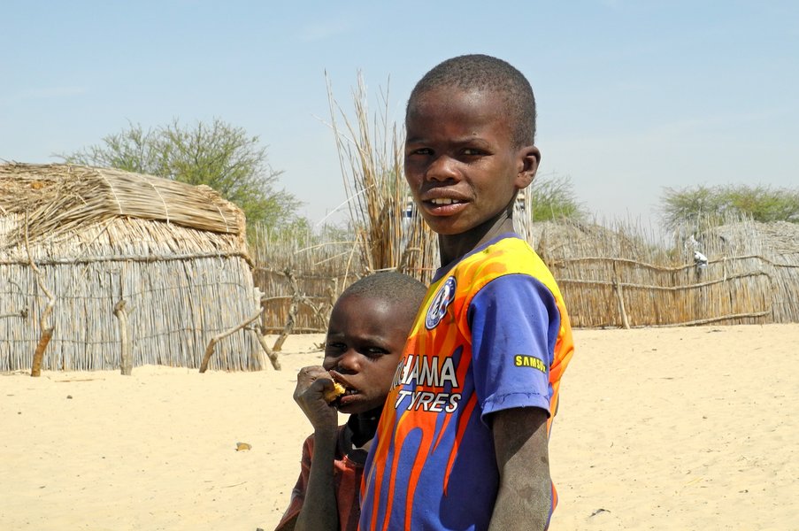 Zwei Kinder im Tschad schauen in die Kamera