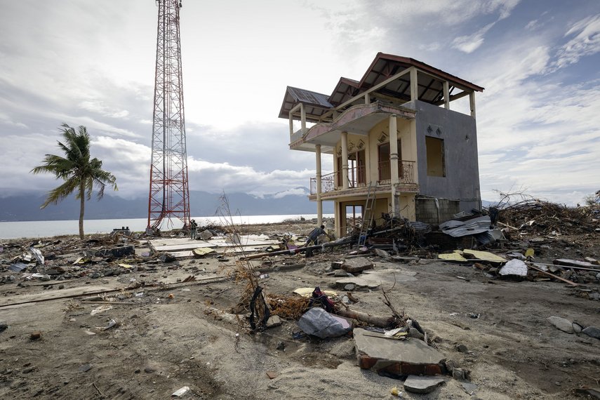 Zerstörtes Wohnhaus am Meer, Provinzhauptstadt Palu, Indonesien.