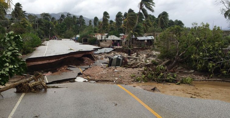 Zerstörte Straße nach Erdbeben auf Haiti.