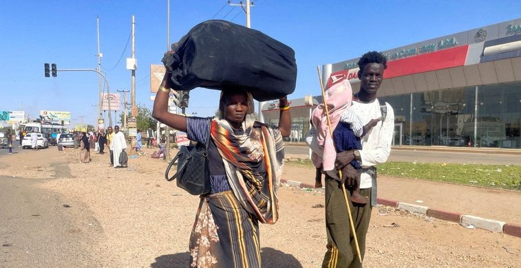 Menschen fliehen vor Kämpfen in Khartoum