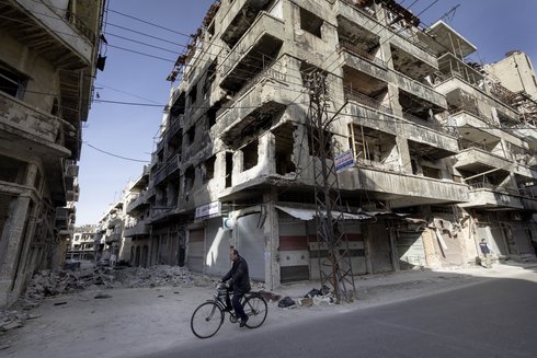 Ganze Stassenzuege wurden durch die Kampfhandlungen zwischen den Rebellenkaempfern und den Regierungstruppen in Homs zerstoert. Aber der massive Einsatz von Luftwaffe und Artillerie durch die Regierungsarmee ist verantwortlich fuer die verheerende Zerstoerung ganzer Stadtteile.