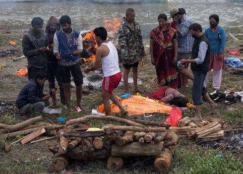 Angehörige trauern vor der Einäscherung um ein Opfer des schweren Erdbebens in Nepal.