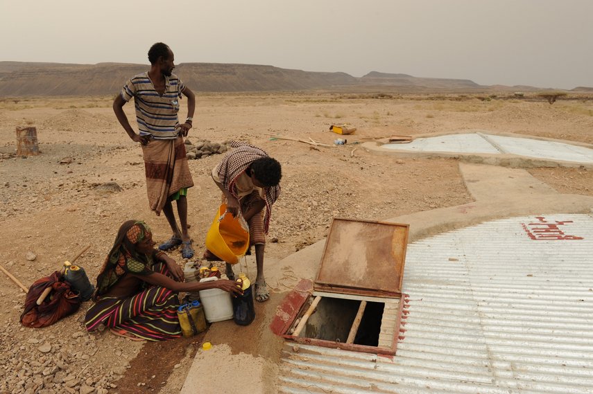 Menschen füllen frisches Trinkwasser in Äthiopien ab.