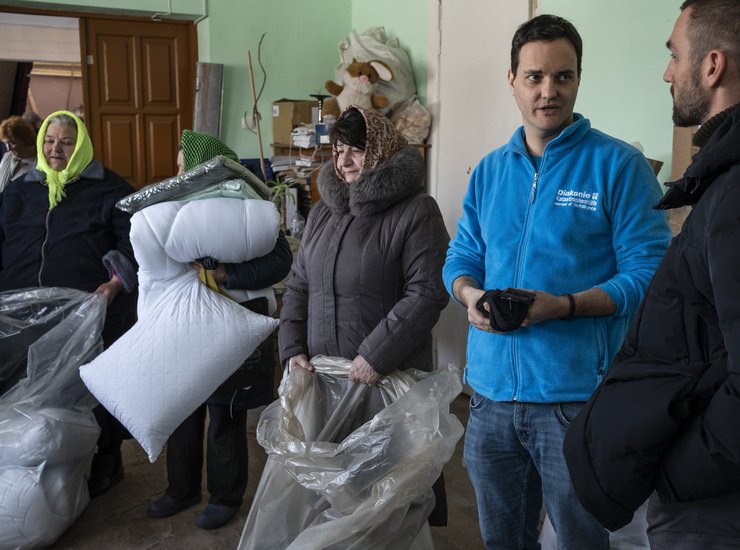 Pragrammkoordinator Mario Göb spricht mit Helfern während der Verteilung von Winterhilfe