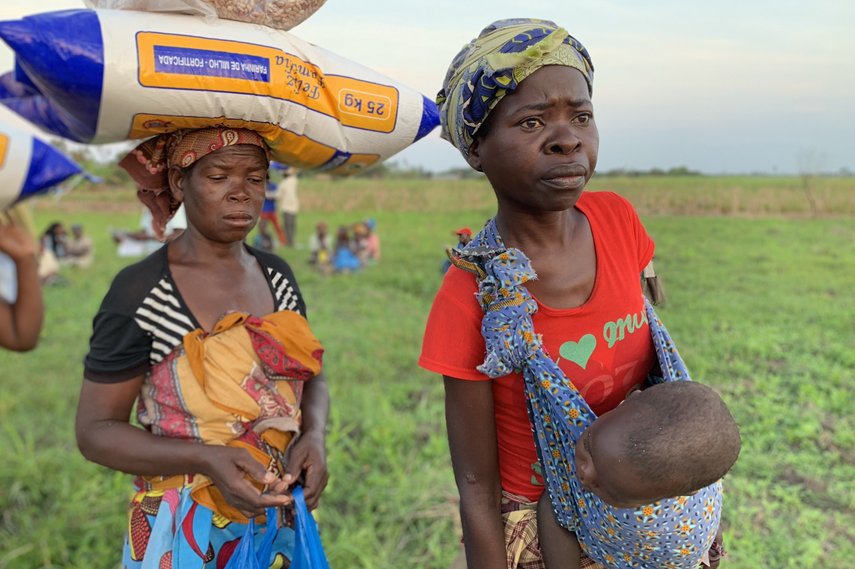Frauen tragen Babys und Nahrung in Mosambik.