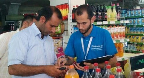 Durch „cash assistance“ (Unterstützung mit Bargeld) können die Flüchtlinge selbst bestimmen, welche Waren sie am nötigsten brauchen. Durch „cash assistance“ (Unterstützung mit Bargeld) können die Flüchtlinge selbst bestimmen, welche Waren sie am nötigsten brauchen.