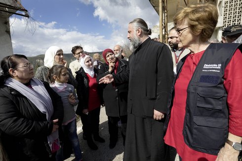 Besuch Cornelia Fuellkrug-Weitzel in Syrien. Frau Cornelia Fuellkrug-Weitzel (Präsidentin Diakonie Katastrophenhilfe) und Father Alexi (49 Jahre, Direktor der Organisation GOPA-DERD) werden von den Frauen des syrischen Dorfes Awinate begruesst.