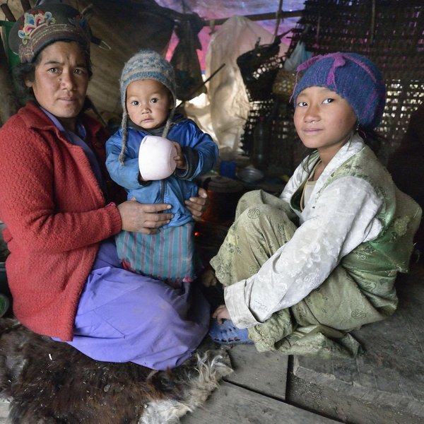 Frau mit zwei Kindern in Nepal