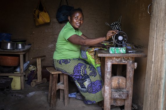 Eine Frau im Kongo sitzt an einer Nähmaschine.