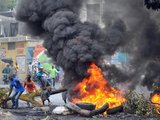 Demonstranten legen einen Brand bei einer Straßendemonstration