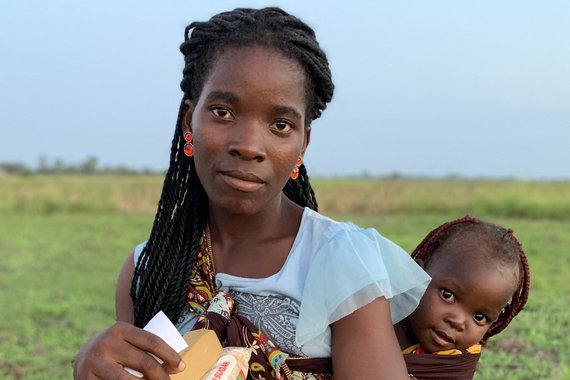 Ania Stitu (19) mit ihrer Tochter Dominga Stitu(2) hat erste Hilfsgüter bekommen.Verteilung von Lebensmitteln in den Dörfern des Distrikts Nhamatanda. Jede Familie erhält 25kg Mais, 1kg Salz, 1kg Zucker, 1l Sojaöl, 5kg Bohnen, 2 Pakete Seife.Der Zykon Idai hat im März 2019 weite Teile des Nordens von Mosambik zerstört. Durch anschließende Regenfälle sind weite Gebiete überschwemmt. Die Menschen sind dringend auf Nothilfe angewiesen. Die Diakonie Katastrophenhilfe arbeitet vor Ort mit der langjährigen Partnerorganisation CEDES (Comité Ecuménico para o Desenvolvimento Social) zusammen.