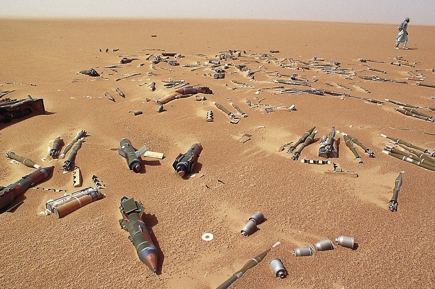 Aufgegebene Munition in der Wüste.