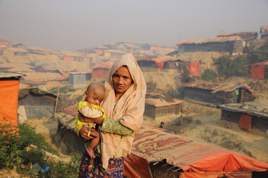 Flüchtlingsfrau der Rohingya mit ihrem Baby