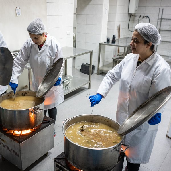 Supenküche im Libanon mit drei Köchinnen