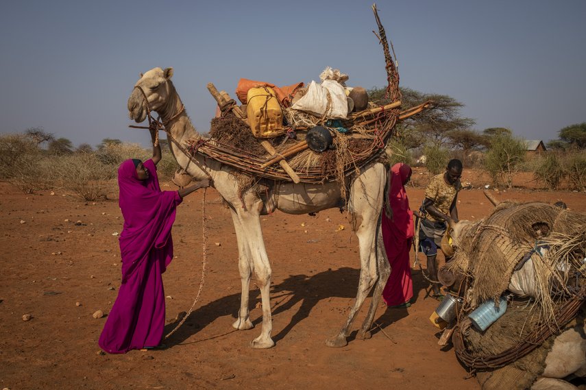 Eine Familie mit Kamel in Kenia.