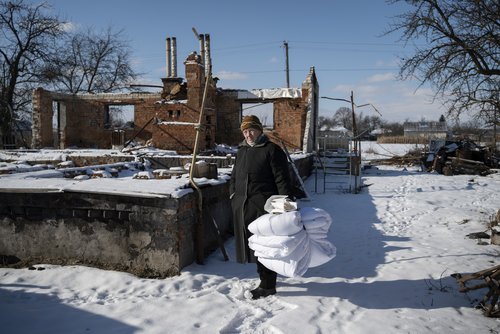Anna Yurchenko zeigt ihr zerstörtes Haus