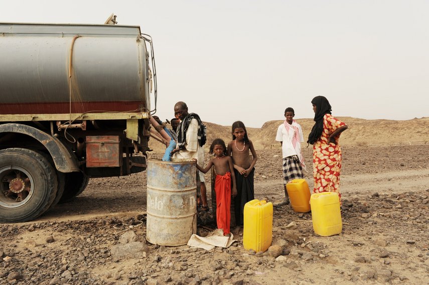 Kinder und Frauen transportieren Trinkwasser in Äthiopien.
