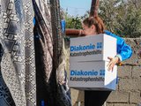 Bilge Menekse übergibt Hygieneboxen an Betroffene des Erdbebens.