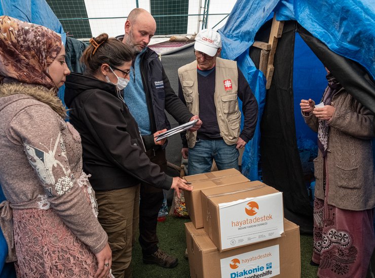 Tommy Ramm von der Diakonie Katastrophenhilfe und Gernot Ritterhaler von der Caritas International vor dem Zelt