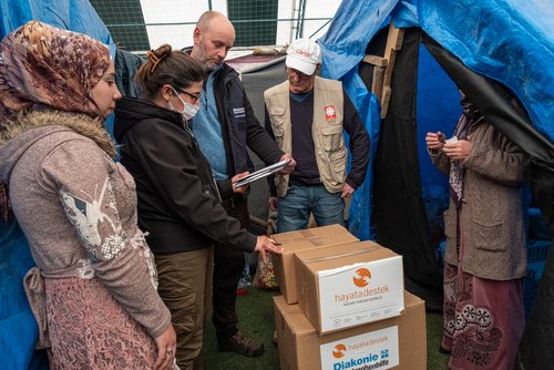 Tommy Ramm von der Diakonie Katastrophenhilfe und Gernot Ritterhaler von der Caritas International vor dem Zelt